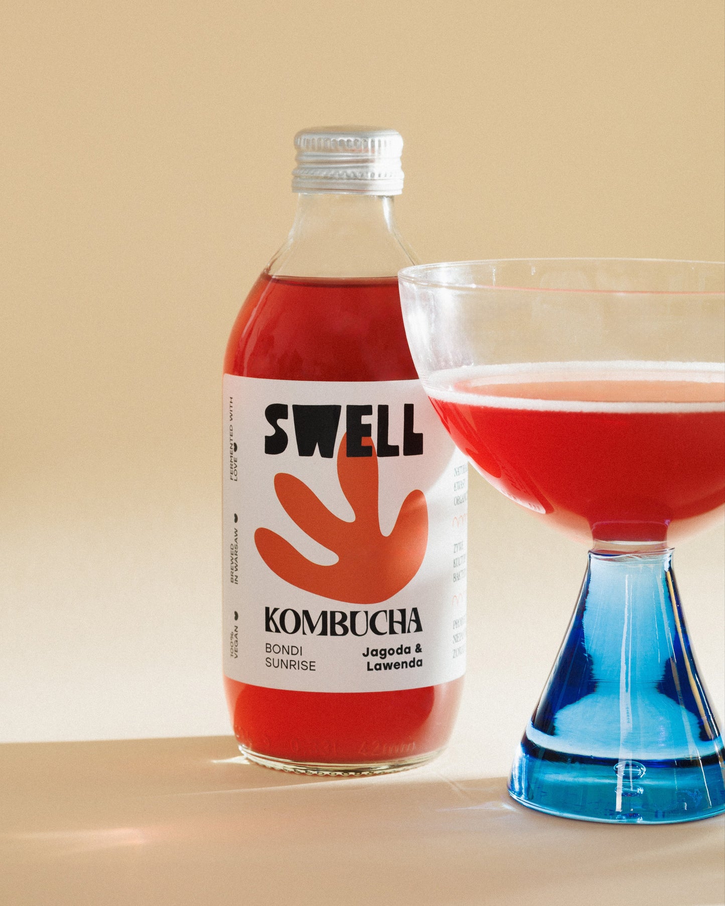 kombucha jagoda & lawenda, z napełnionym kieliszkiem