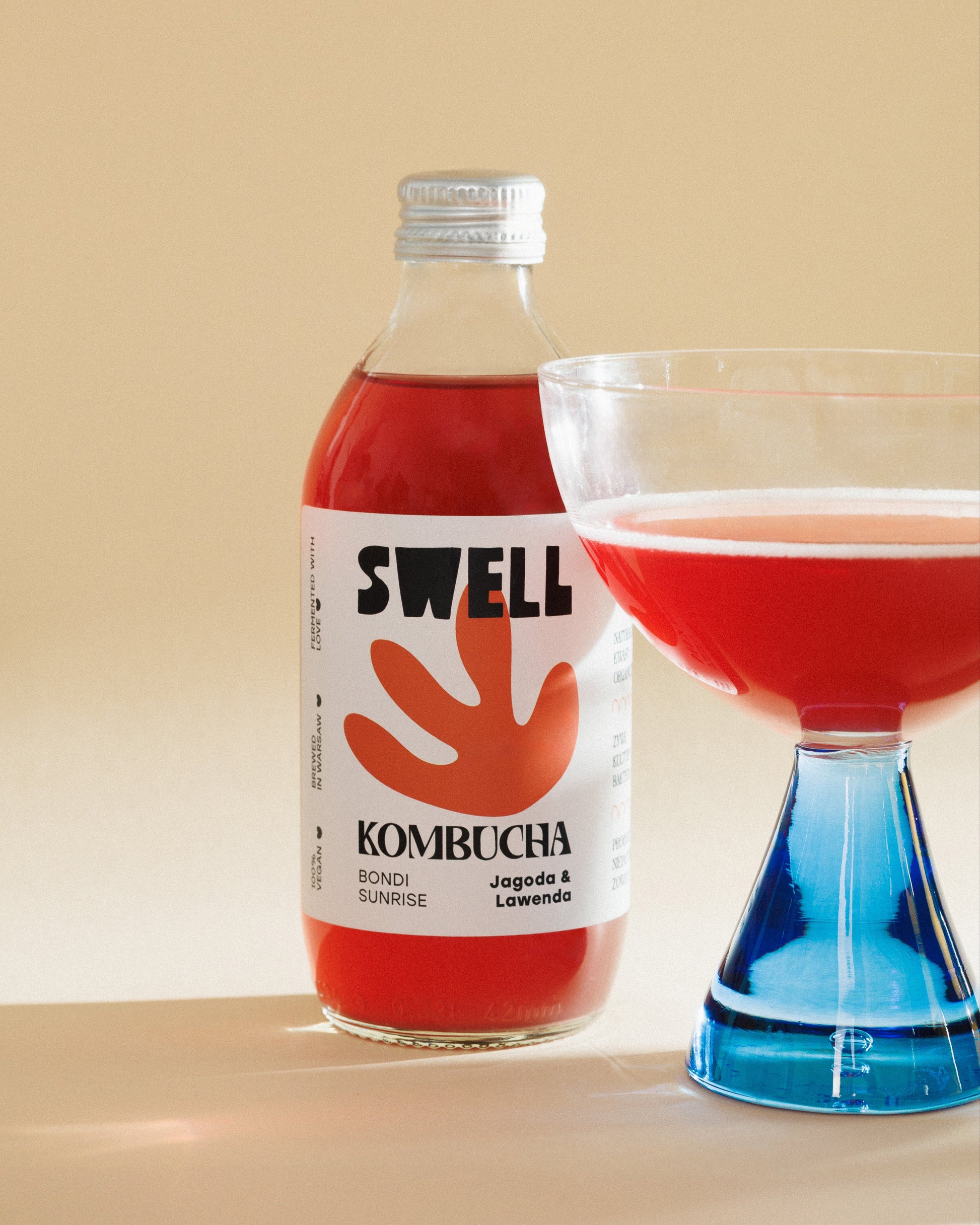 kombucha jagoda & lawenda, z napełnionym kieliszkiem