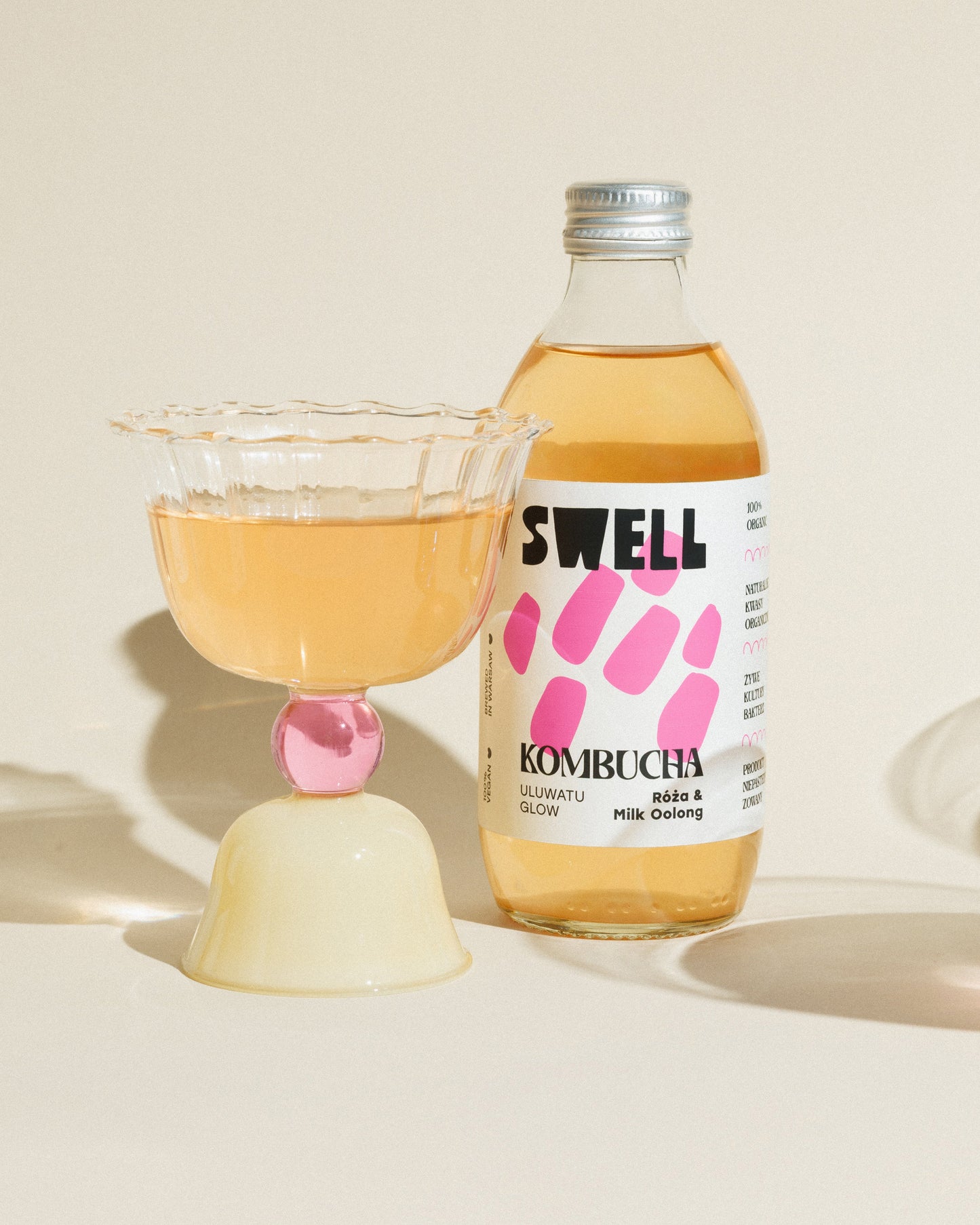 kombucha róża & milk oloong, butelka z napełnionym kieliszkiem