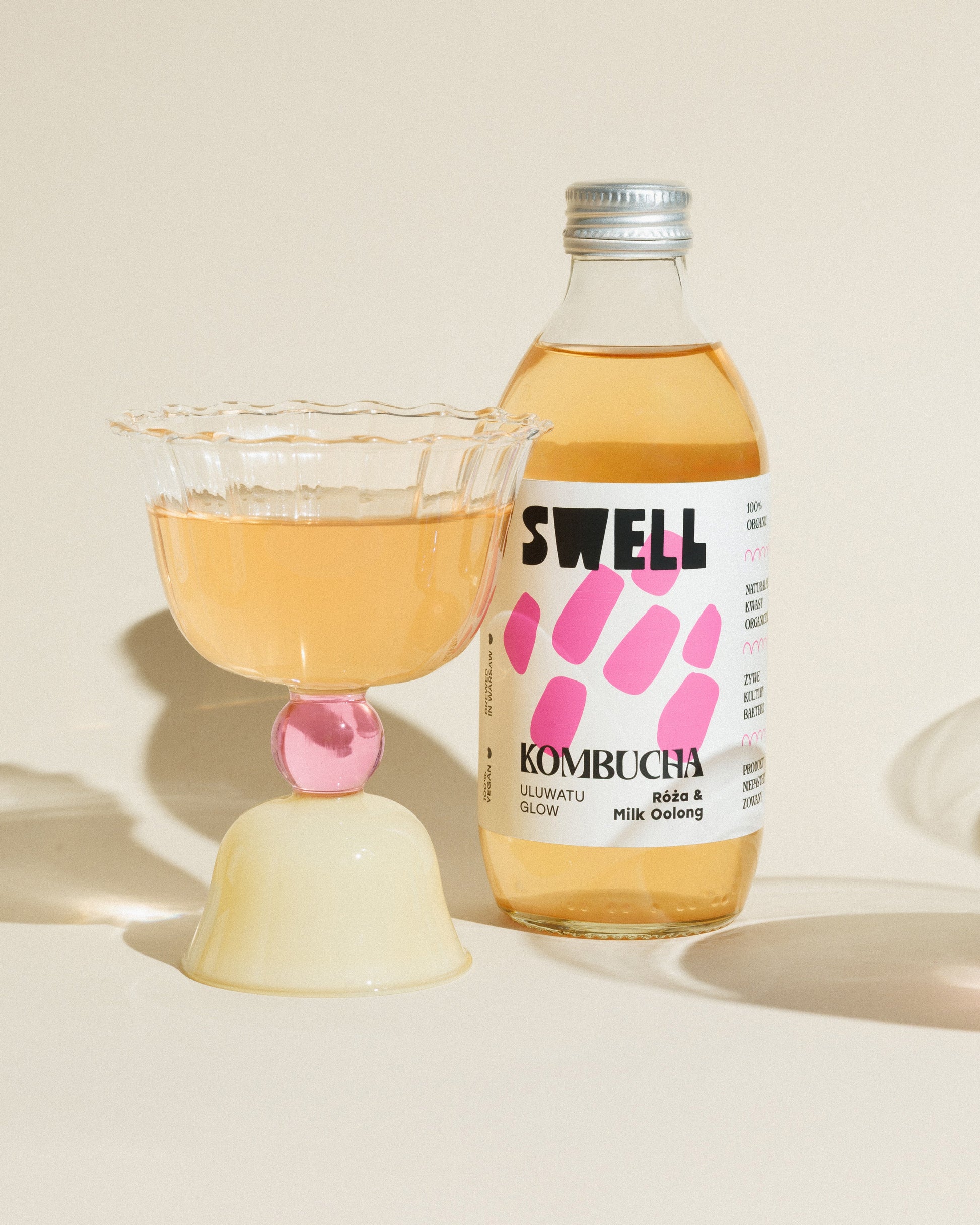 kombucha róża & milk oloong, butelka z napełnionym kieliszkiem